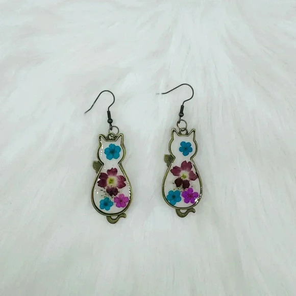 Vintage Cat Earrings with Glass Pressed Flower - Picture 4 of 4